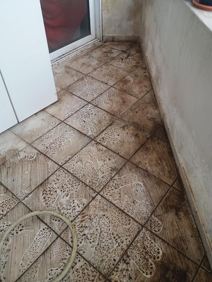 Πλακάκια μπαλκονιού με λεκέδες και μαύρους αρμούς