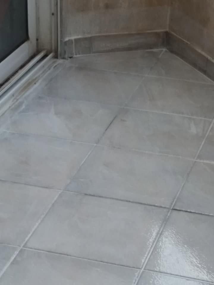 Τα πλακάκια καθαρά και στεγνά