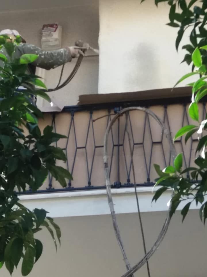 Ψεκασμός του τοίχου από το μπαλκόνι