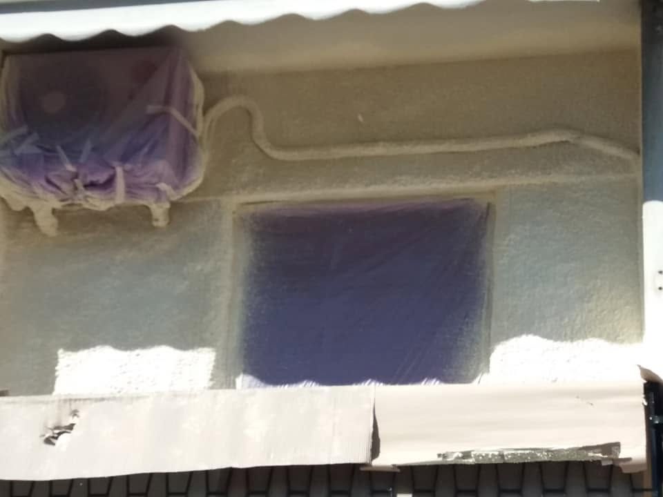 Ο αφρός γύρω από παράθυρο και σωλήνα κλιματιστικού