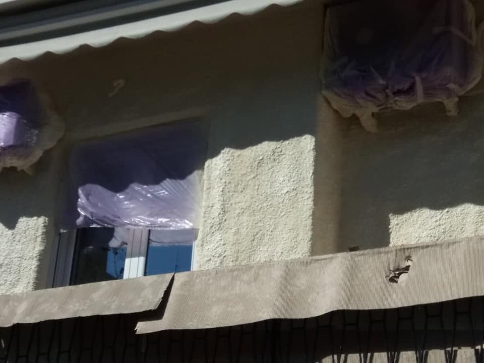 Η ανάγλυφη επιφάνεια του αφρού δίπλα σε παράθυρο