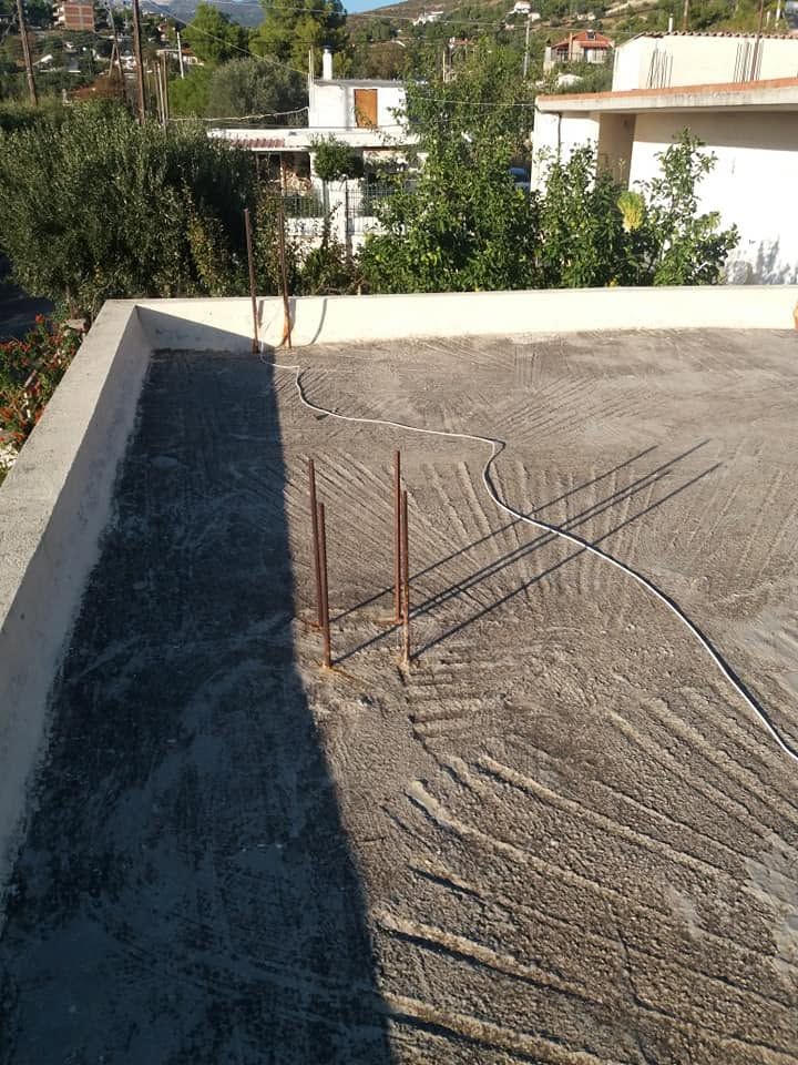 الجدار المنخفض عند طرف السطح