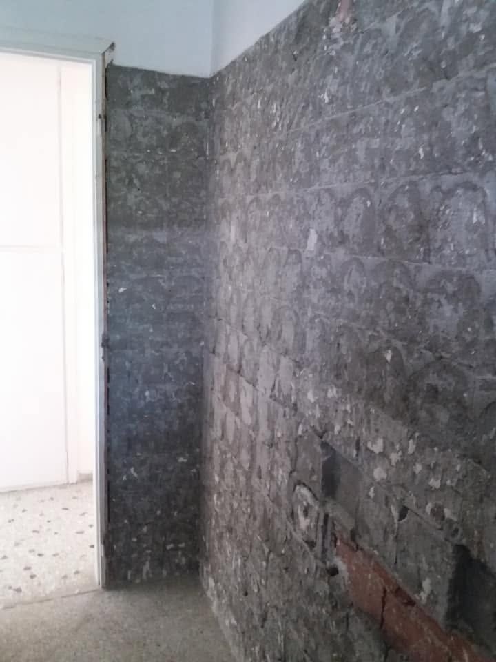 جدران عارية بعد إزالة البلاط