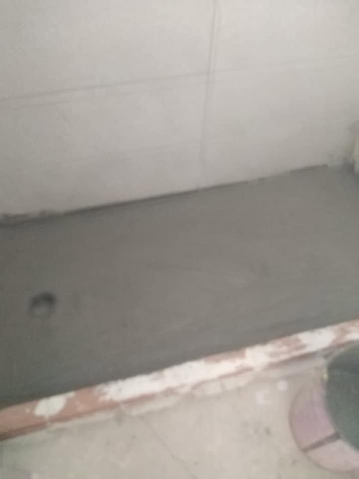 الأرضية بعد تسويتها مع فتحة الصرف في مكانها