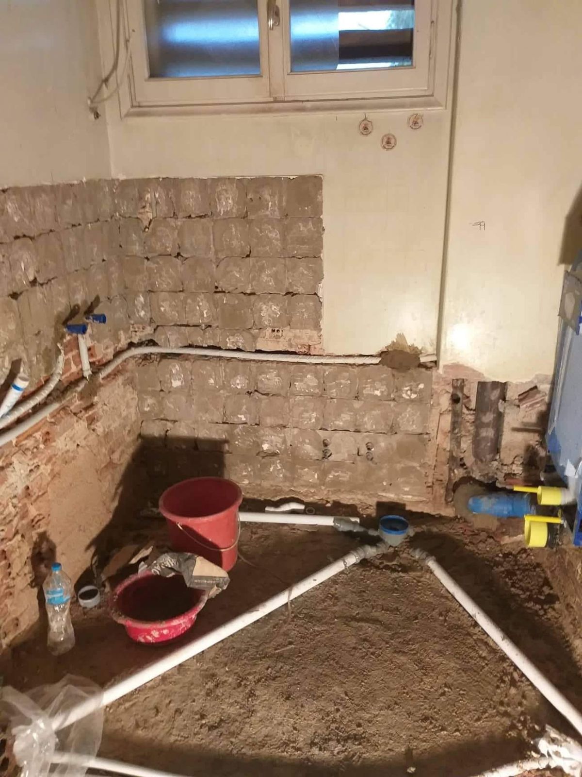 أنابيب مياه جديدة في الأرضية والجدران