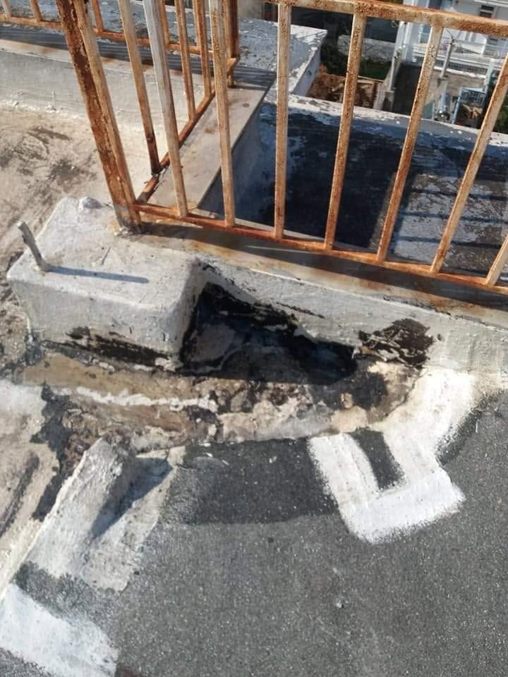 طبقة مكسورة عند قاعدة الدرابزين