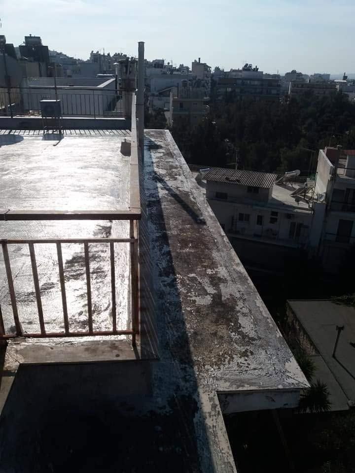 الجدار الحاجز المتآكل مع الدرابزين