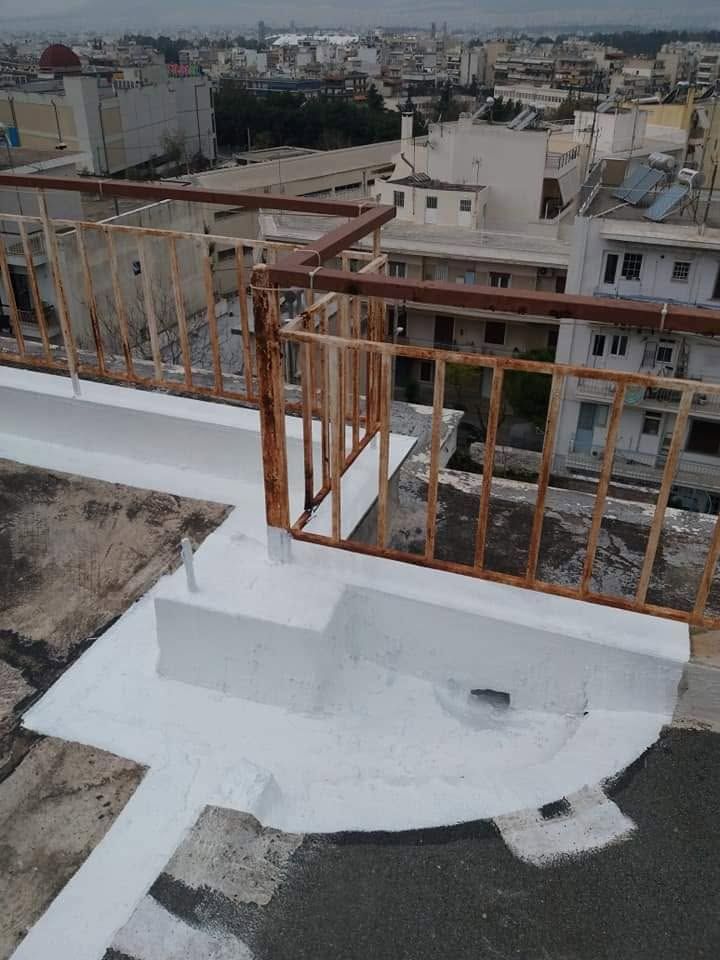 قاعدة الدرابزين مغطاة بمادة عازلة بيضاء
