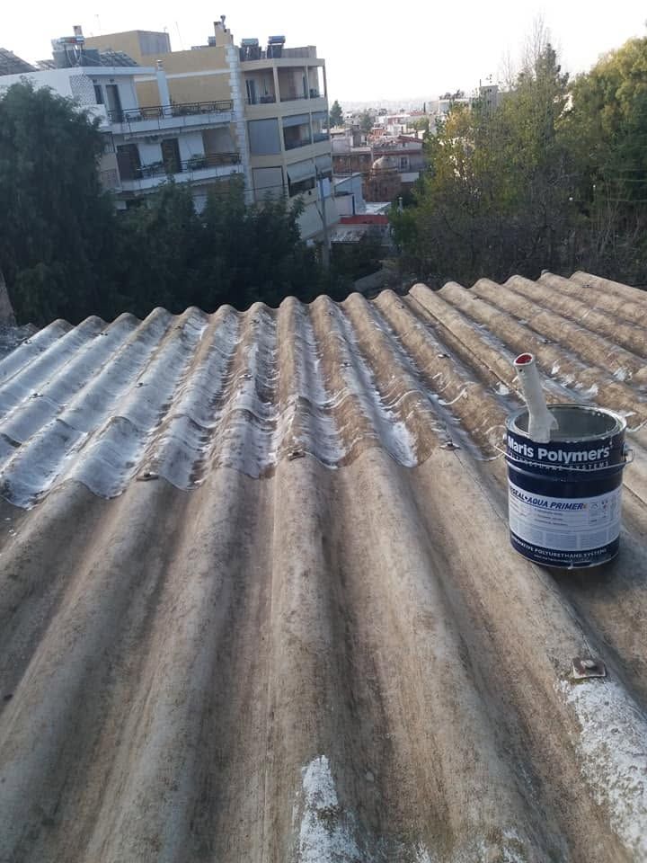 الطبقة الأولى من الطلاء مع علبة المادة