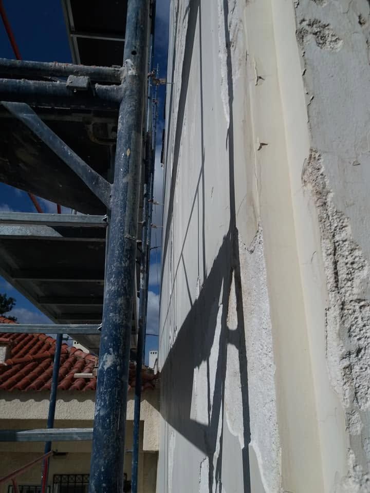 Θρυμματισμένος σοβάς στην ακμή του τοίχου