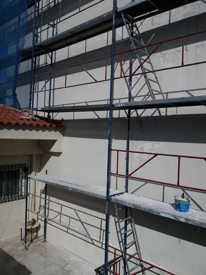 Βαμμένος τοίχος πίσω από τη σκαλωσιά
