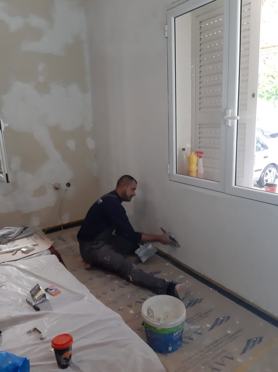 عجن أسفل الجدار تحت النافذة