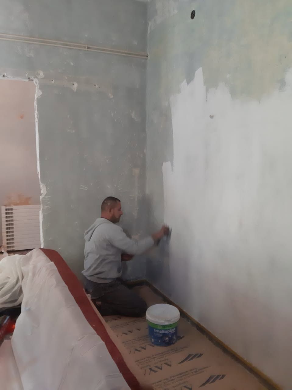 طبقة بيضاء على الجدار بعد تنظيفه