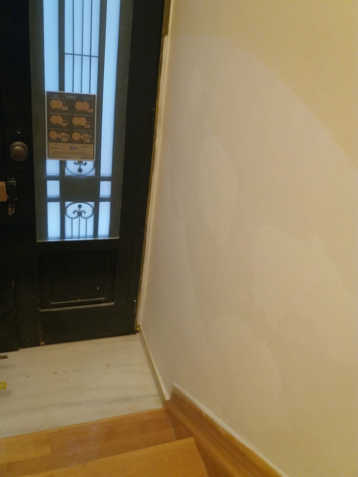 الجدار بجانب الباب بعد الطلاء