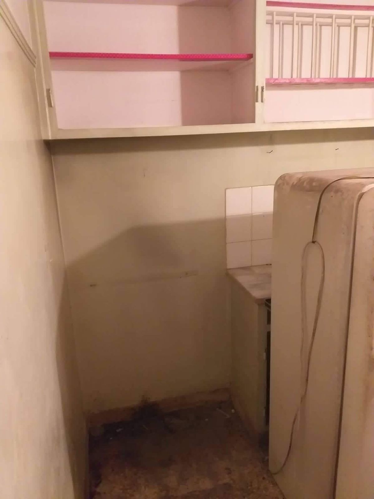Η παλιά κουζίνα με το ψυγείο και τα ράφια