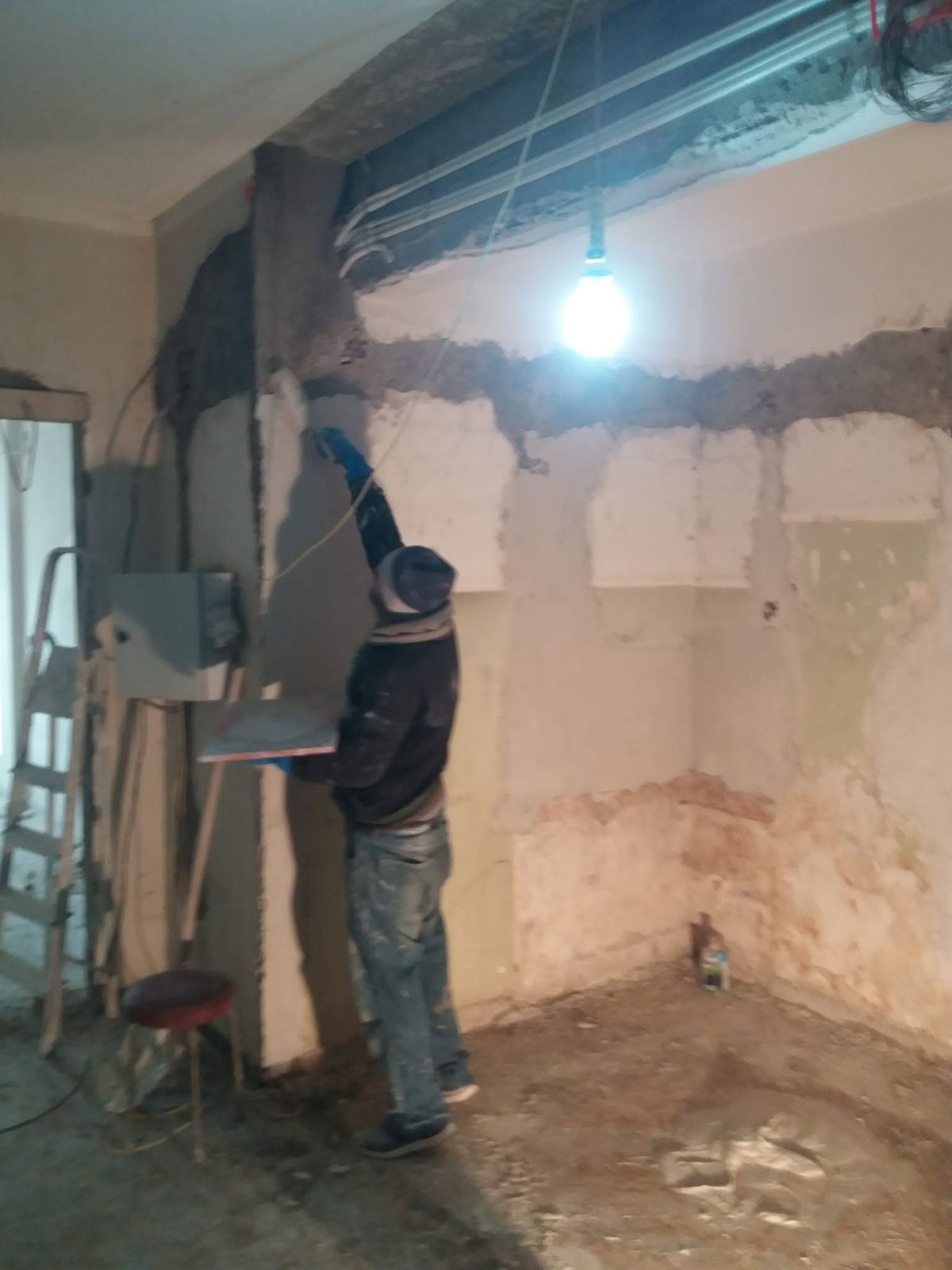 Οι τοίχοι της κουζίνας κατά το ξήλωμα