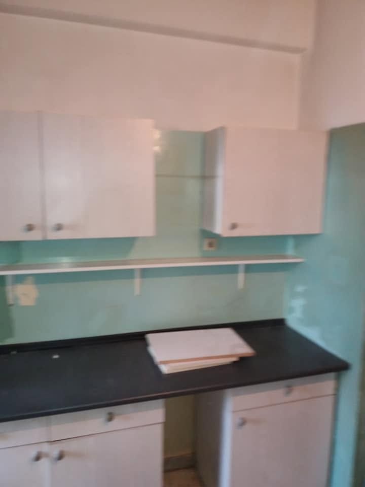 A turquoise wall above the worktop