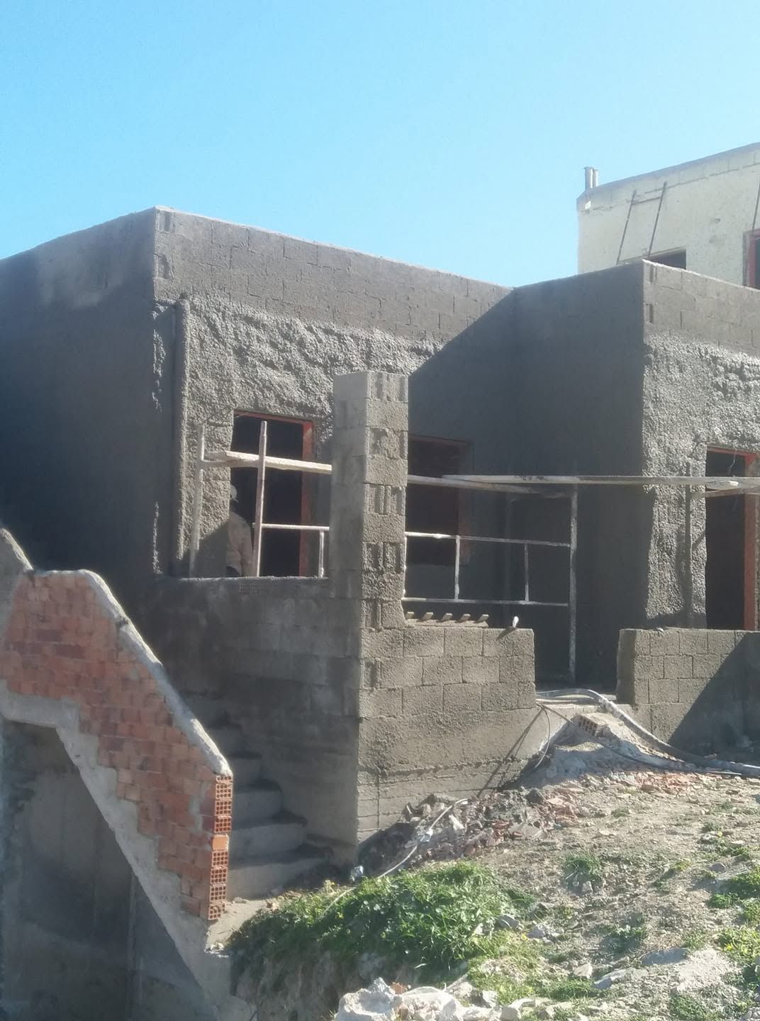 مبنى بجدران خارجية رمادية عارية
