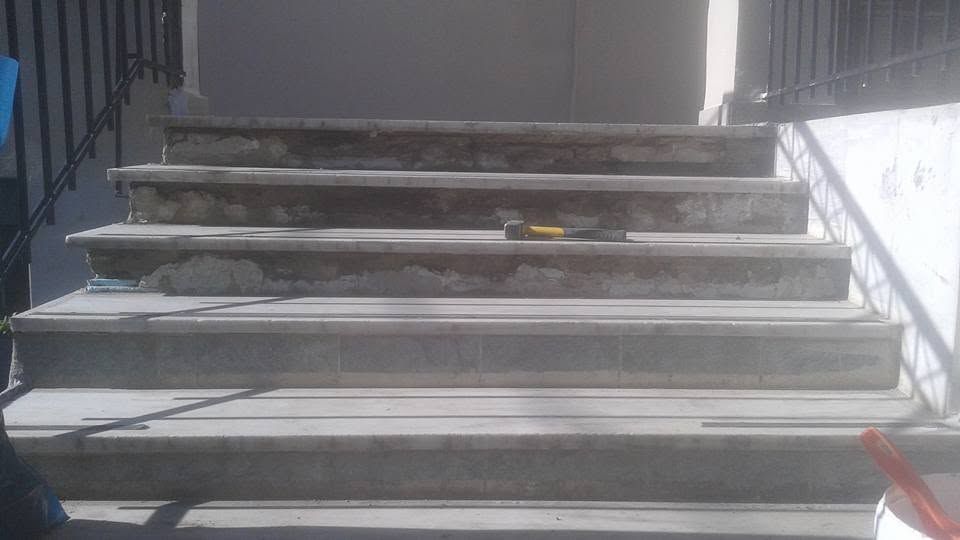 Εργαλεία πάνω στα σκαλοπάτια στις τελευταίες εργασίες