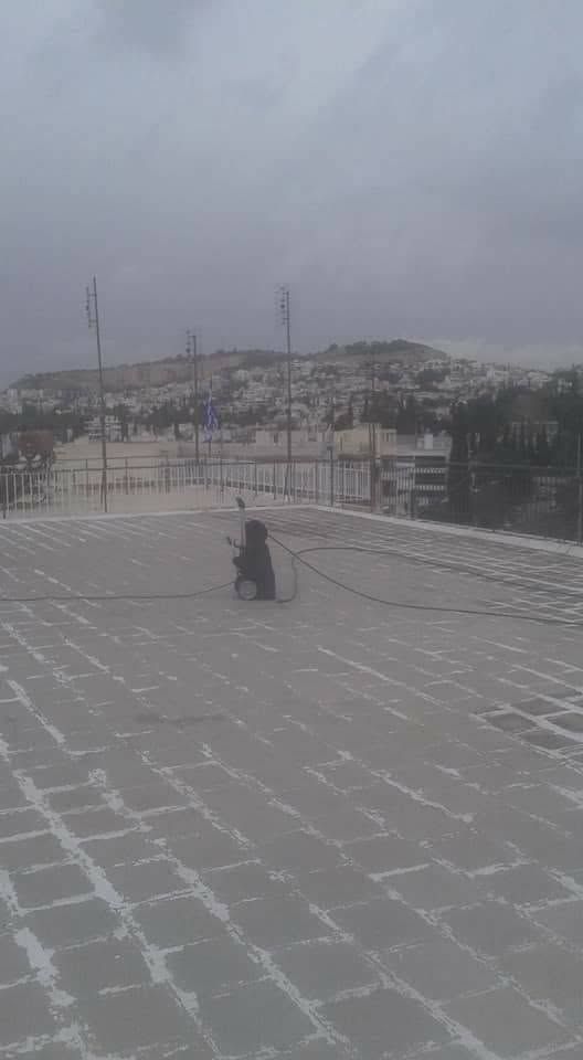 Η ταράτσα καθαρή, με τους αρμούς των πλακών να φαίνονται
