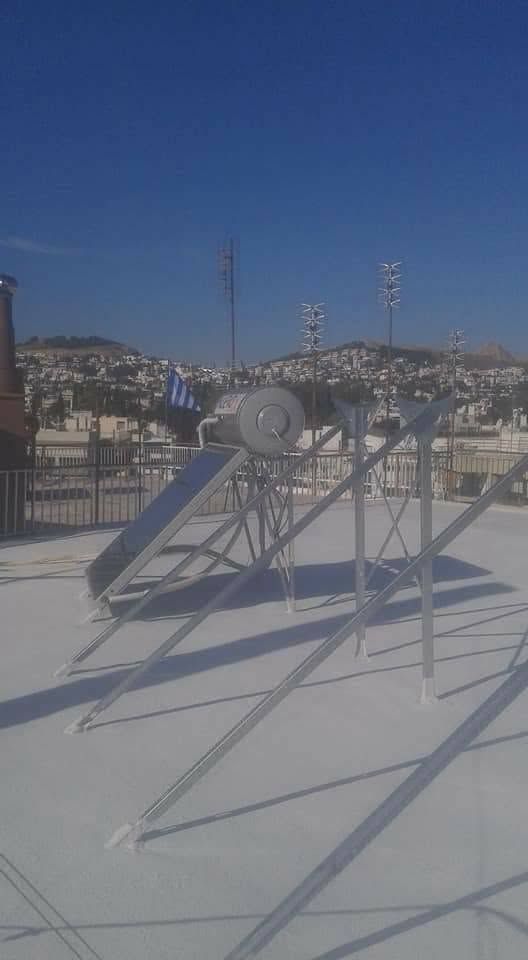 Η μονωμένη ταράτσα κάτω από ηλιακό θερμοσίφωνα