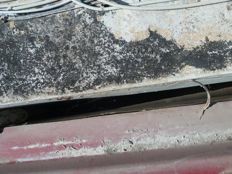 A gap between the roof sheet and the parapet
