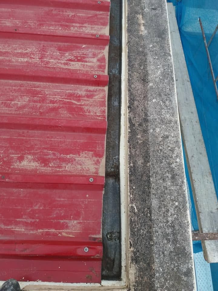 The channel along the parapet, cleaned out