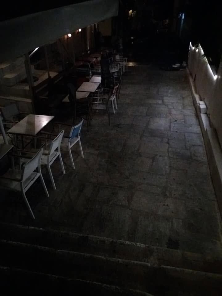 Η αυλή πριν, με σκούρους αρμούς