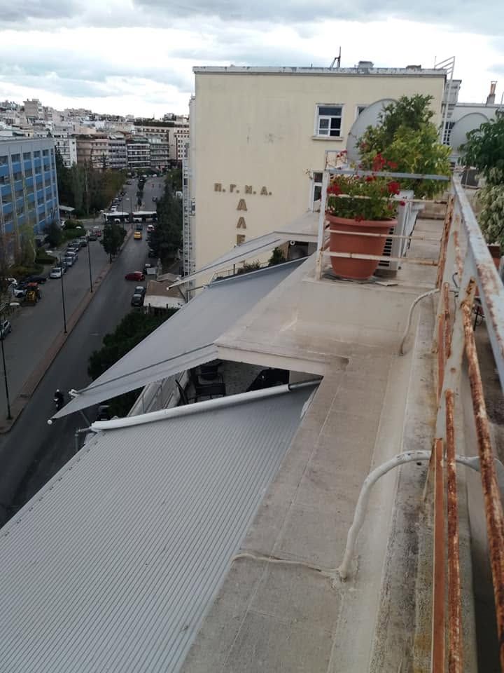 Στενή λωρίδα ταράτσας κατά μήκος των κάγκελων
