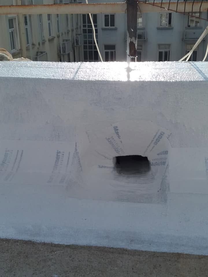 Λευκή επίστρωση γύρω από το άνοιγμα της απορροής