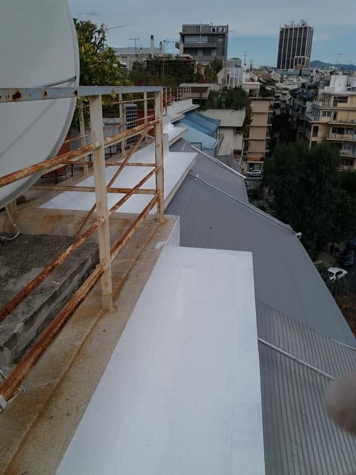 Η λωρίδα της ταράτσας με τη λευκή επίστρωση