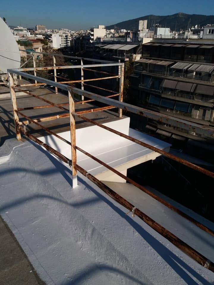 Λευκή επίστρωση στις βάσεις των κάγκελων