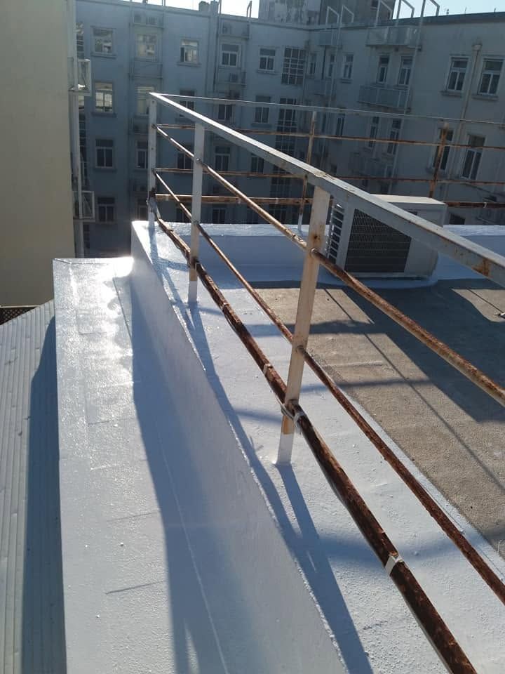 Το χαμηλό τοιχίο καλυμμένο μαζί με την κορυφή του