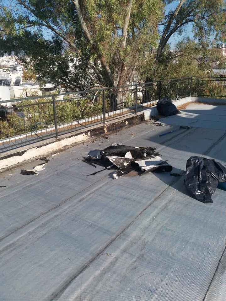 قطع من الغشاء القديم مجمّعة على السطح