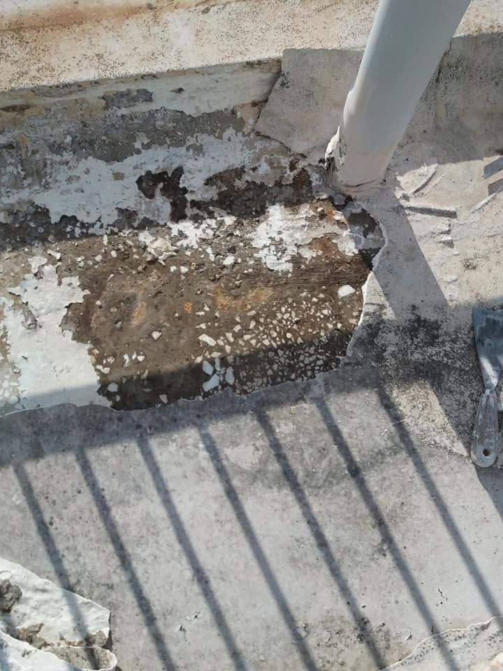 Σπασμένη επίστρωση στη βάση των κάγκελων