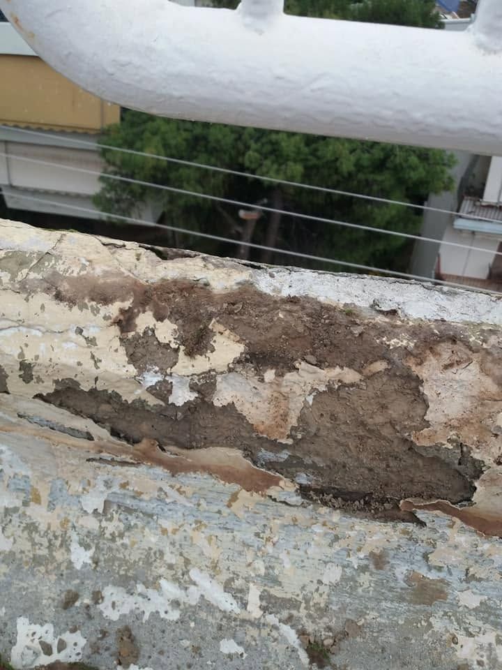 Ξεφλουδισμένη κορυφή στηθαίου