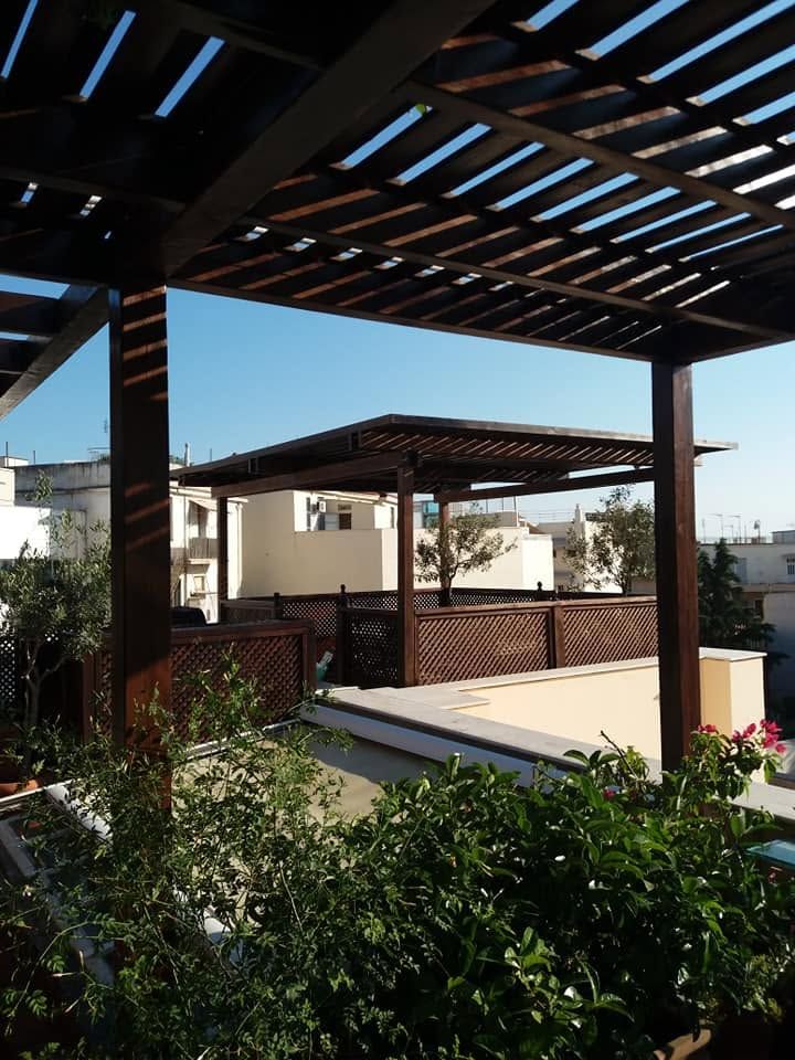 طلاء وصيانة برغولا خشبية على سطح بالورنيش