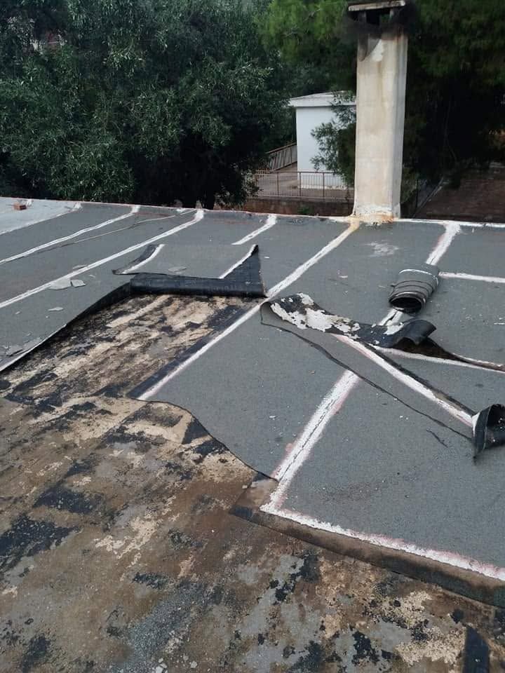 Σκισμένες και ξεκολλημένες μεμβράνες στην ταράτσα