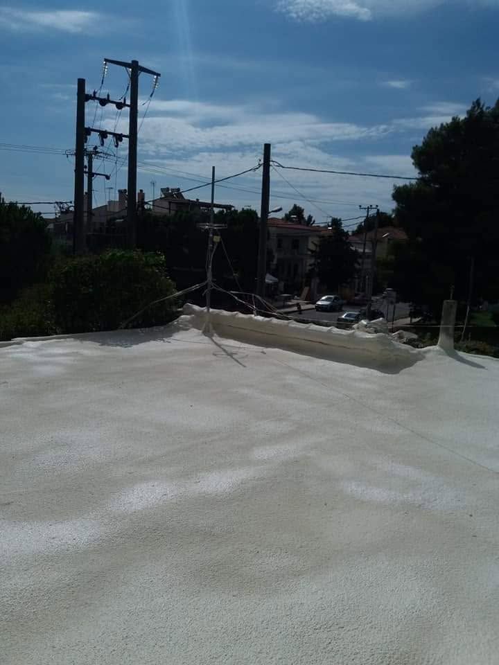 Η ταράτσα καλυμμένη με κρεμ αφρό πολυουρεθάνης