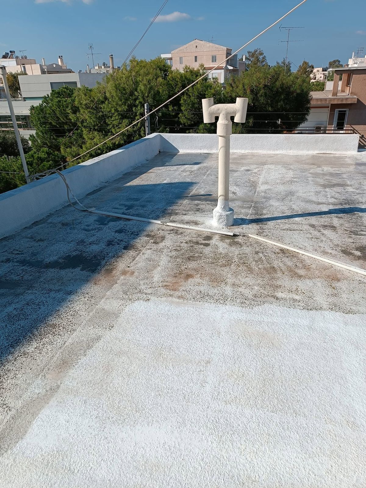 السطح بطلائه الأبيض المتسخ والمتآكل