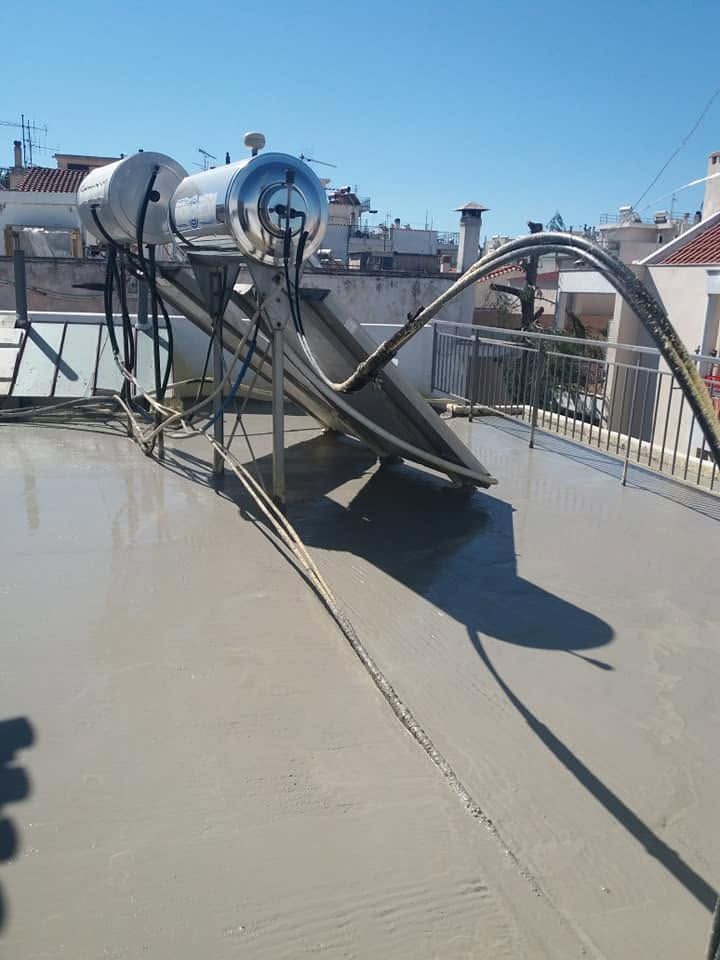 Τσιμεντένια ταράτσα με ηλιακούς θερμοσίφωνες