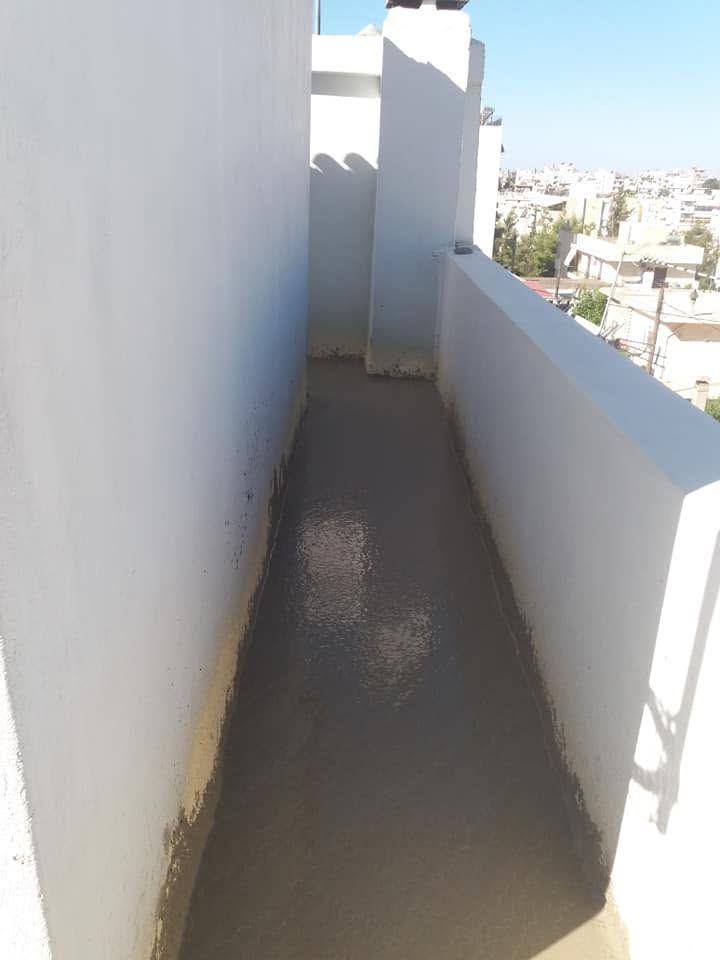 Στενό πέρασμα ανάμεσα σε τοίχο και στηθαίο