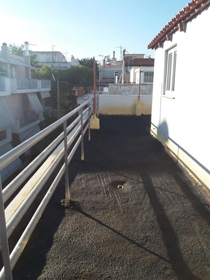 Ο διάδρομος με τα κάγκελα περασμένος με μαύρο αστάρι