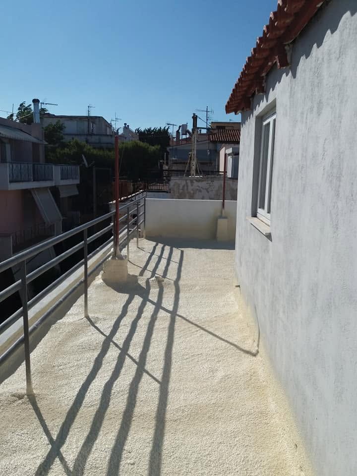 Ο διάδρομος με τα κάγκελα καλυμμένος με αφρό