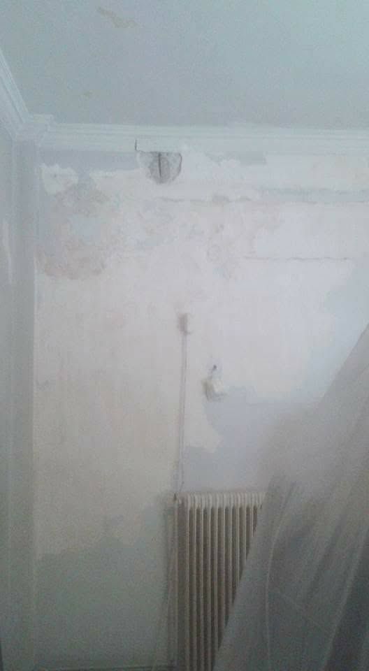 الجدار بعد الطبقة البيضاء الأولى