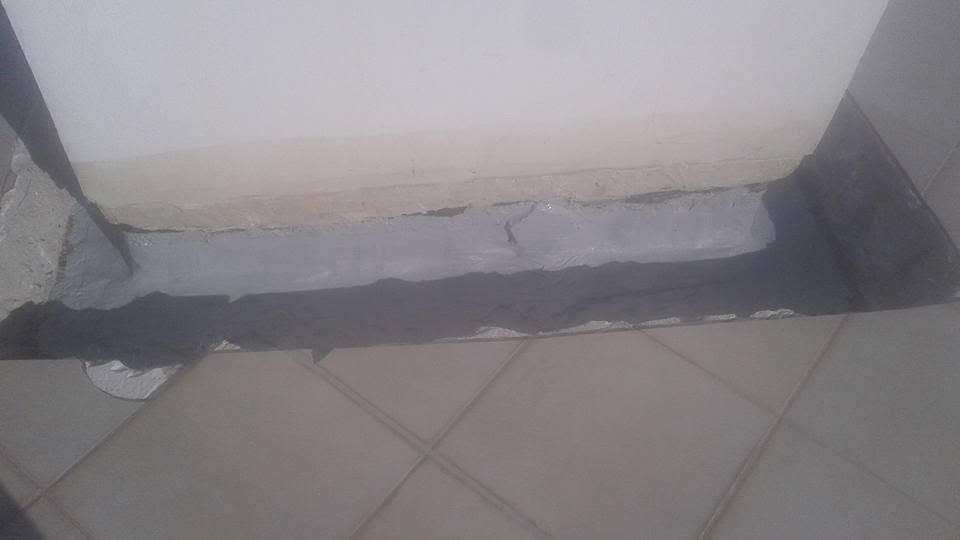 عزل قواعد الأعمدة على سطح مبلّط - بعد