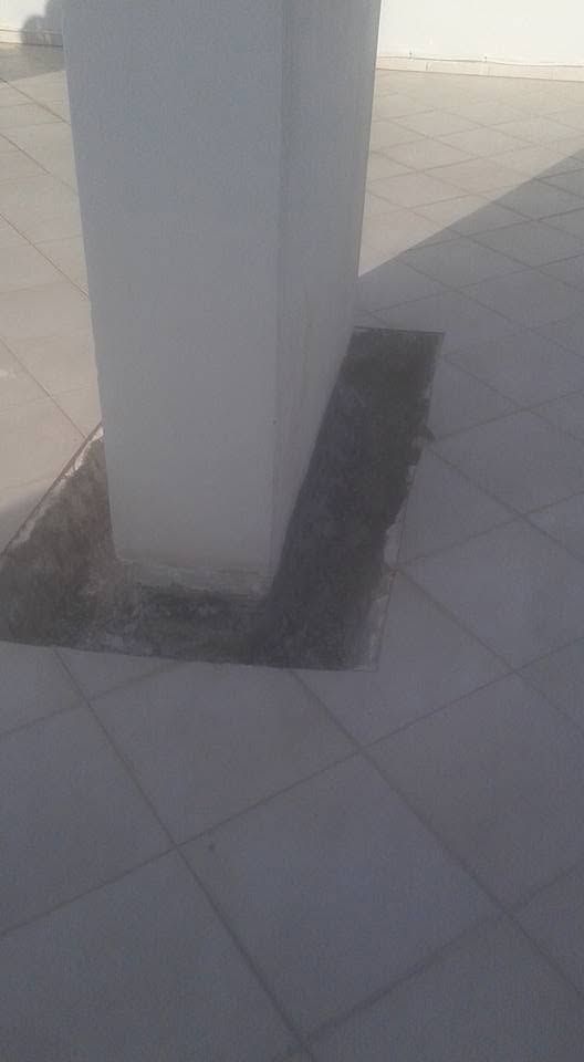 قاعدة العمود نظيفة وحولها قناة مفتوحة