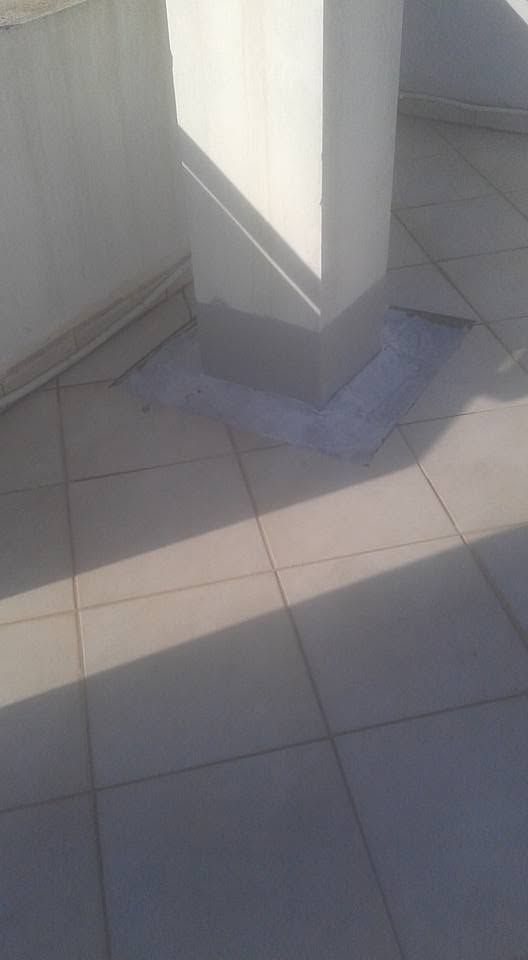 قاعدة عمود معزولة بين البلاط