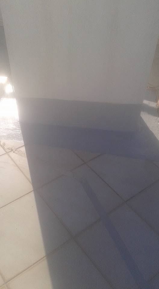 قاعدة الجدار معزولة بمادة رمادية