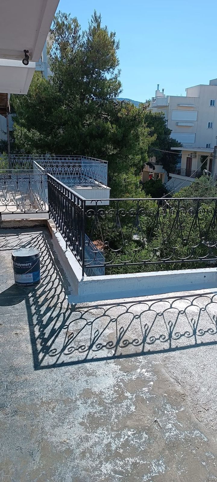 الجدران المنخفضة تحت الدرابزين مطلية بالأبيض